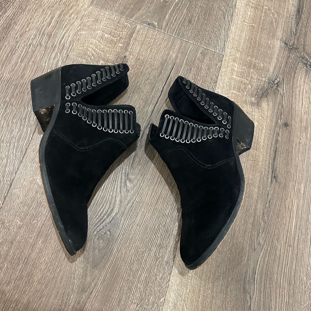 Stylish Black Vince Camuto Ankle Boots in 7W